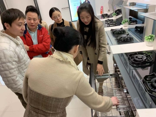 走进嵊州看灶具.jpg