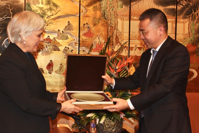 会见赠送礼品.jpg