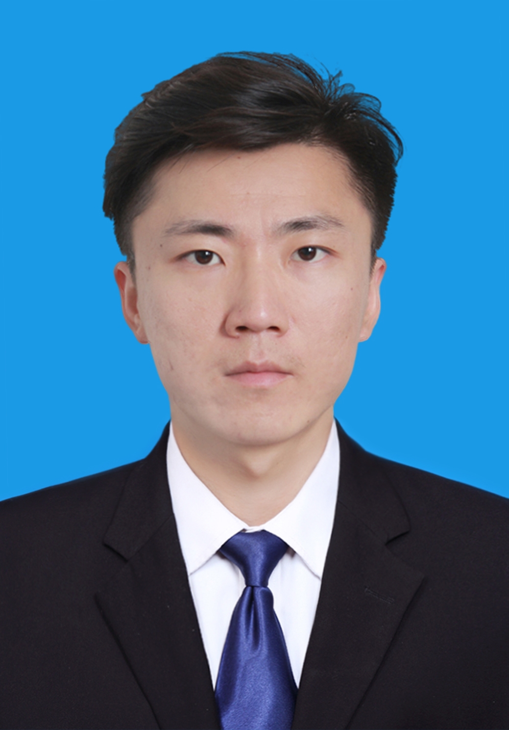 王    磊