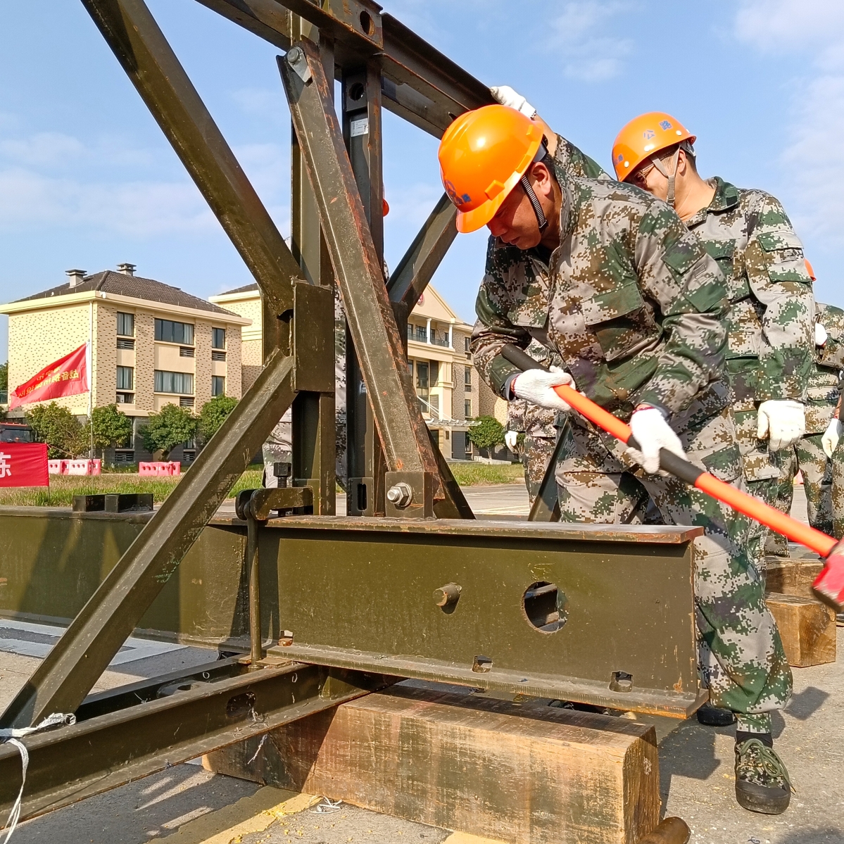 实战砺兵练强本领战备钢桥架设演练彰显交通铁军精神