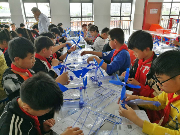 20190429市政协科协界别开展科技大篷车进校园活动.jpg