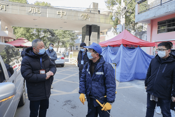 平阳督查组在南雁中学督查疫情防控责任落实情况.