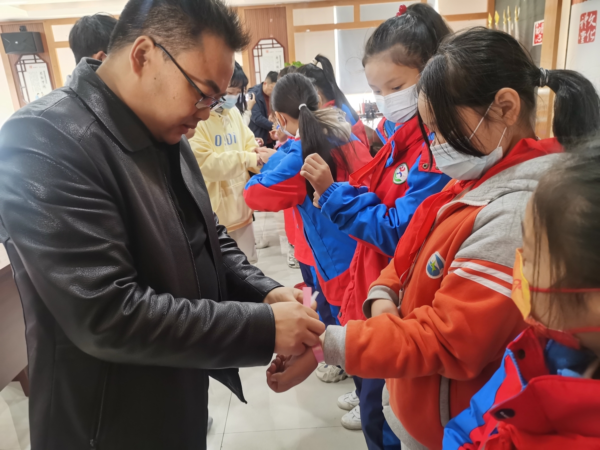 共牵红丝带 同防艾滋病 (5).jpg