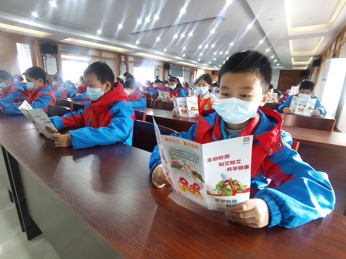 共牵红丝带 同防艾滋病 (9).jpg