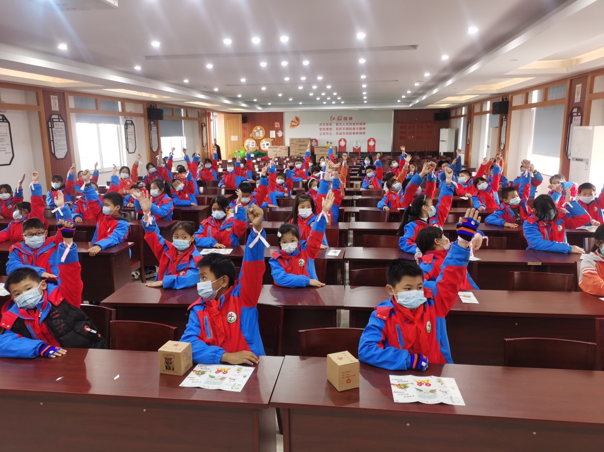 共牵红丝带 同防艾滋病 (13).jpg