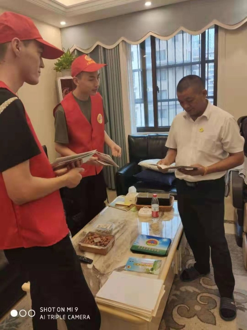 仓前街道大学生入户宣传2.jpg