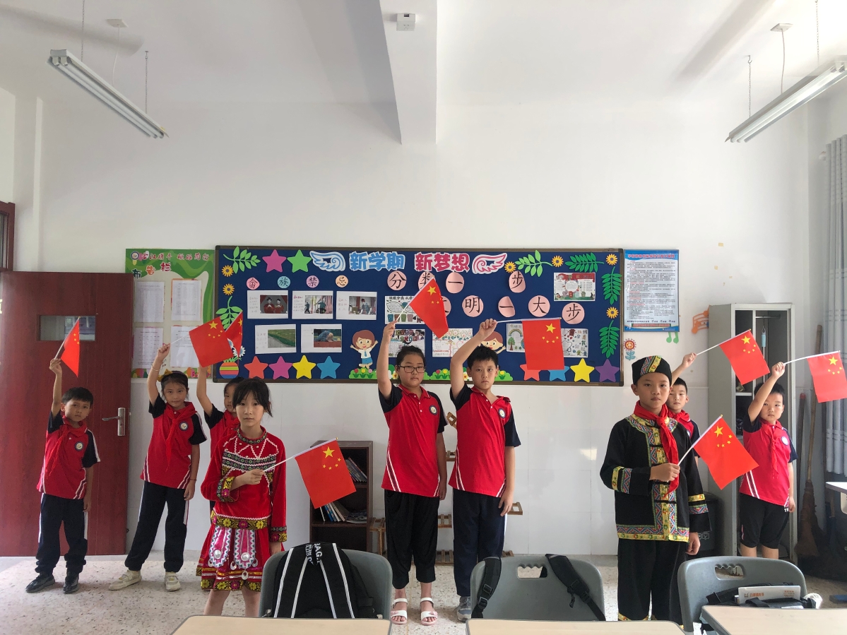 畲汉手拉手唱响五六个民族是一家 (1).jpg