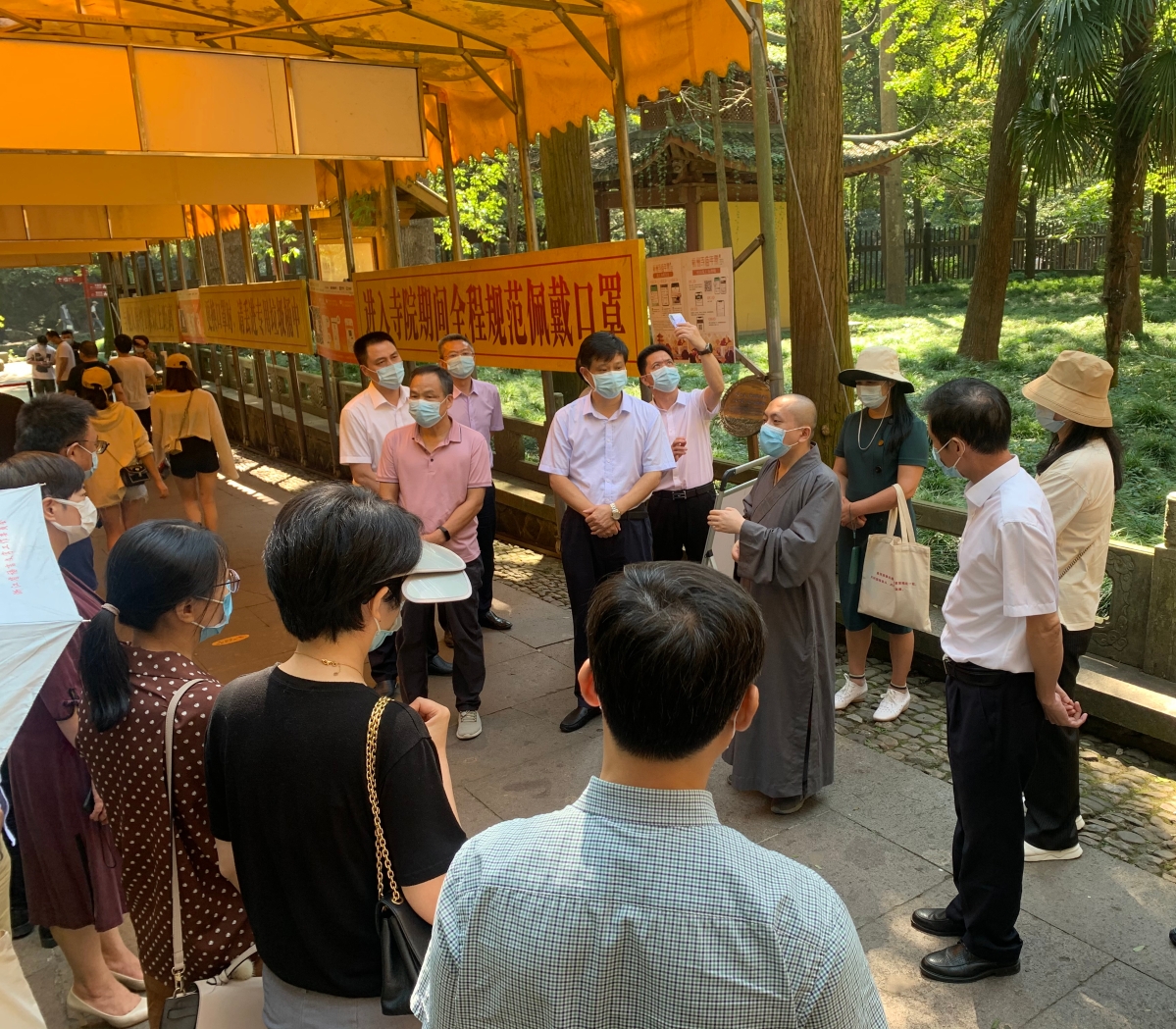 参观灵隐寺2.jpg 参观灵隐寺2.jpg