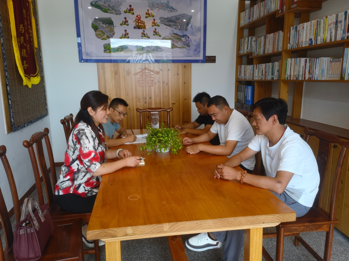 召开每周村干部例会.jpg 召开每周村干部例会.jpg