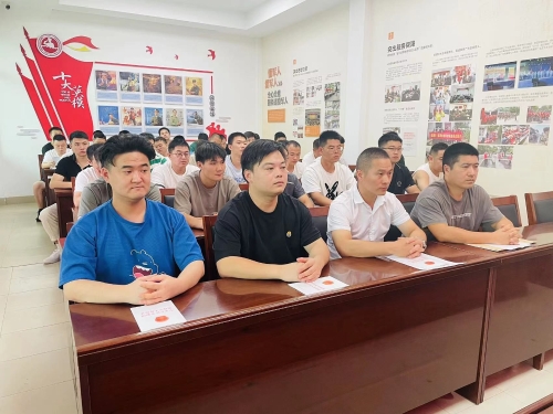 待安置期间，转业士官在临海市老兵之家的老兵讲堂学习.jpg