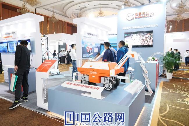 10-上海圭目机器人在交通科技博览会上展示路面病害探测技术.JPG