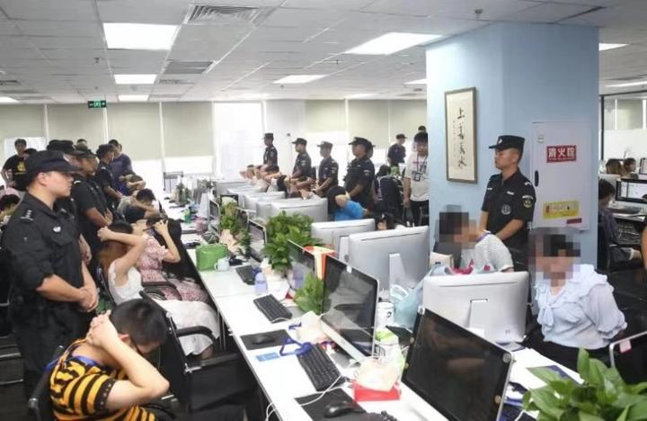 重庆警方逮捕诈骗团伙 图源：观察者网.jpg