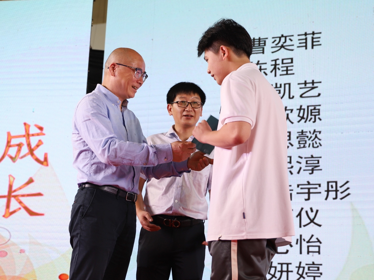 颁发毕业证2.jpg