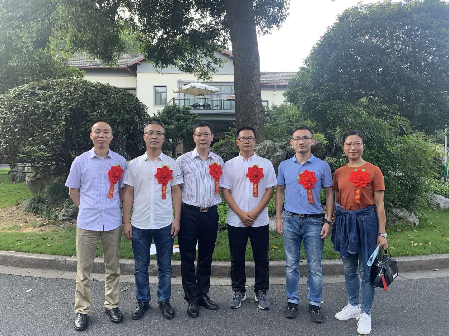 宋乐利老师援青出发前与其他援青教师合影