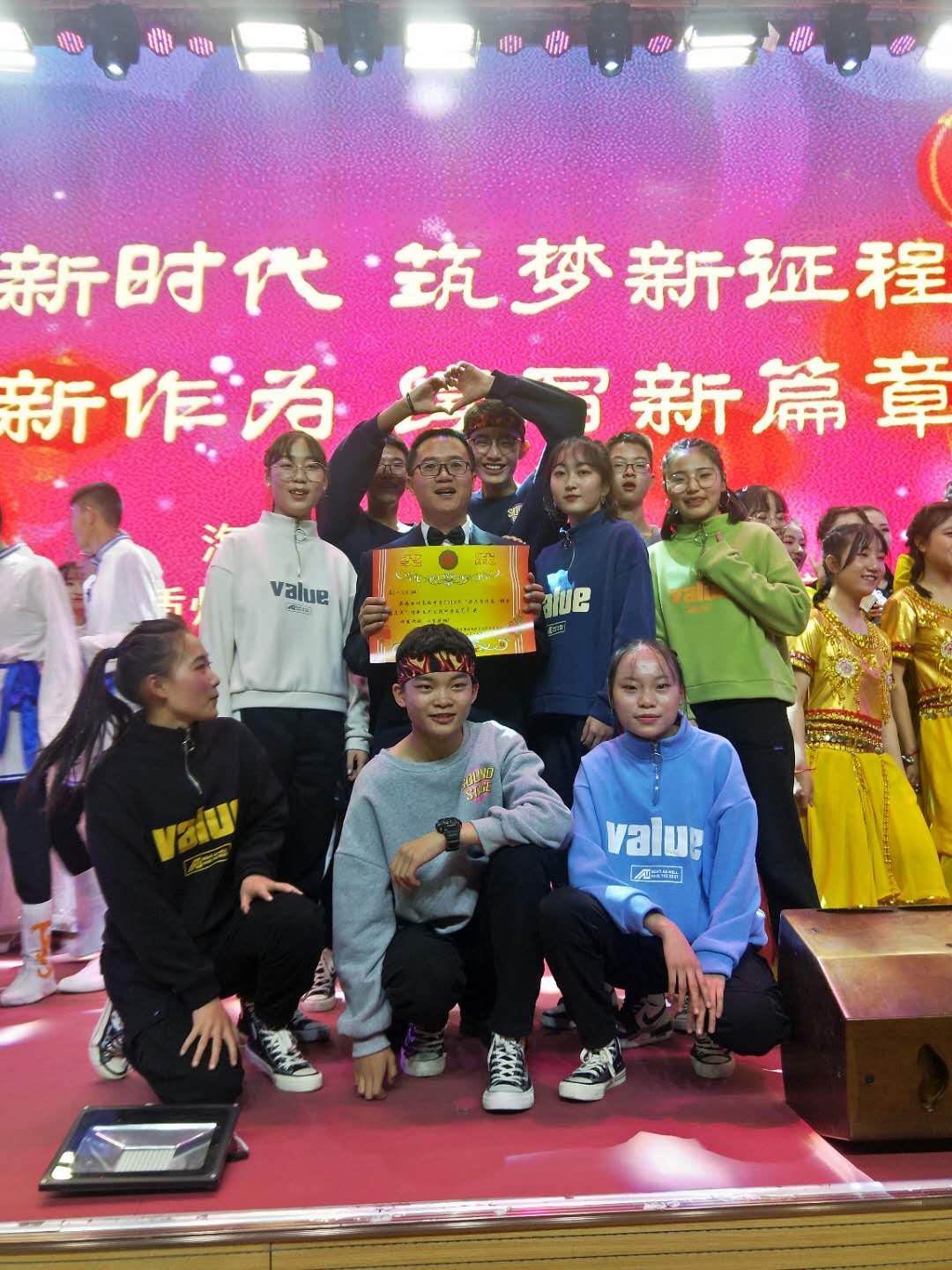 宋老师与参与元旦文艺演出的班级学生合影