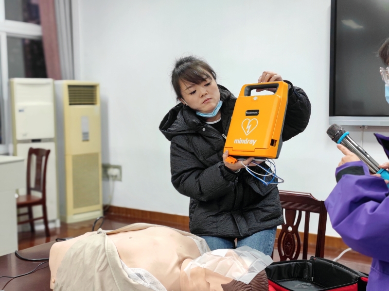 培训老师正在介绍AED.jpg