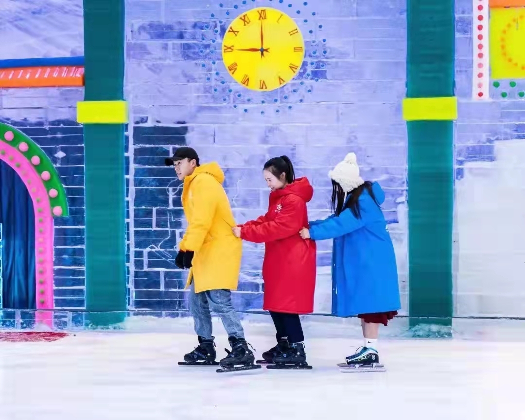 一家人在梅山湾冰雪世界体验冰雪乐趣.jpg