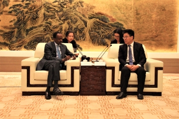 谈话.jpg