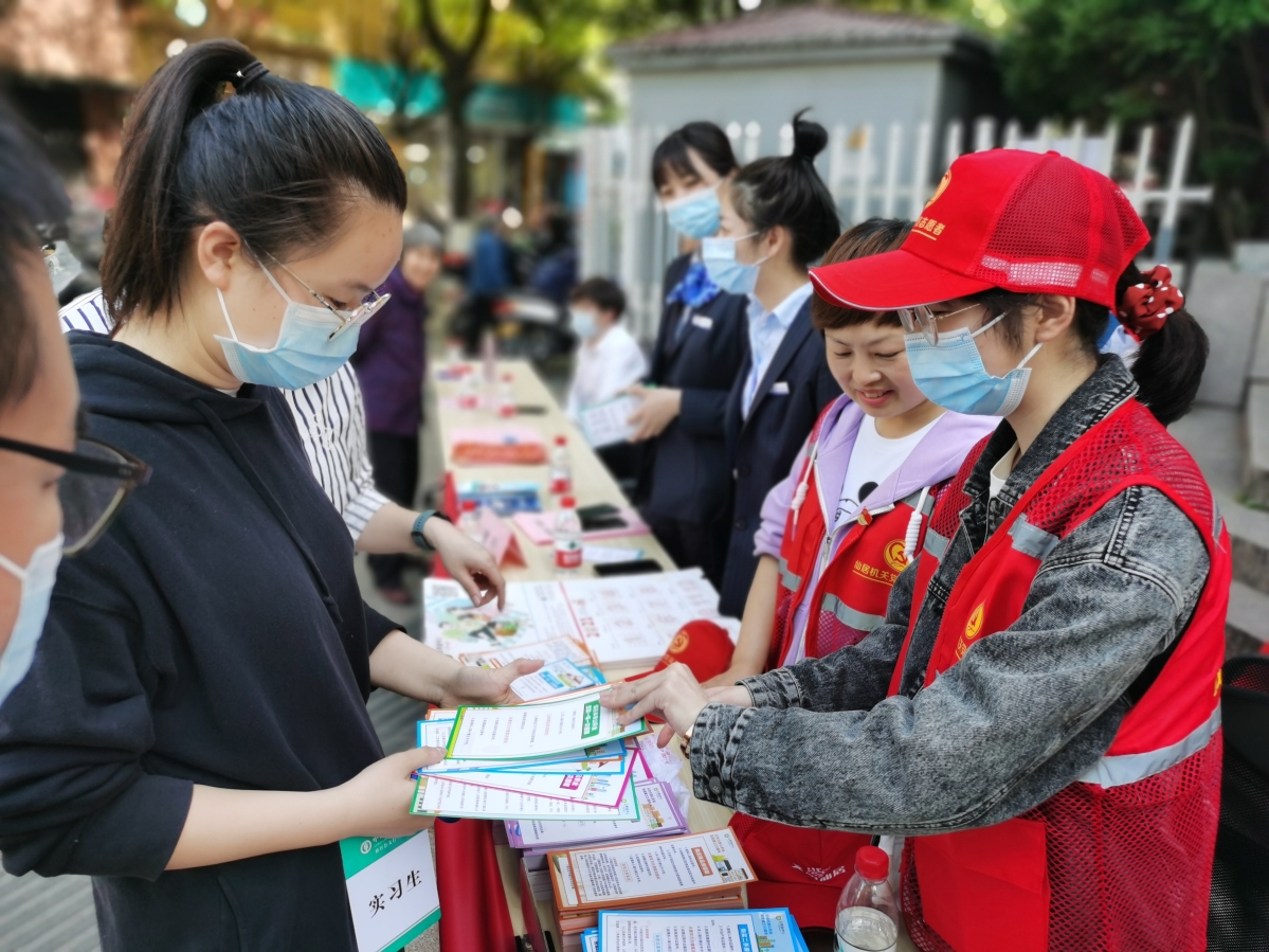 仙居分中心携手合作银行开展社区便民服务2.jpg