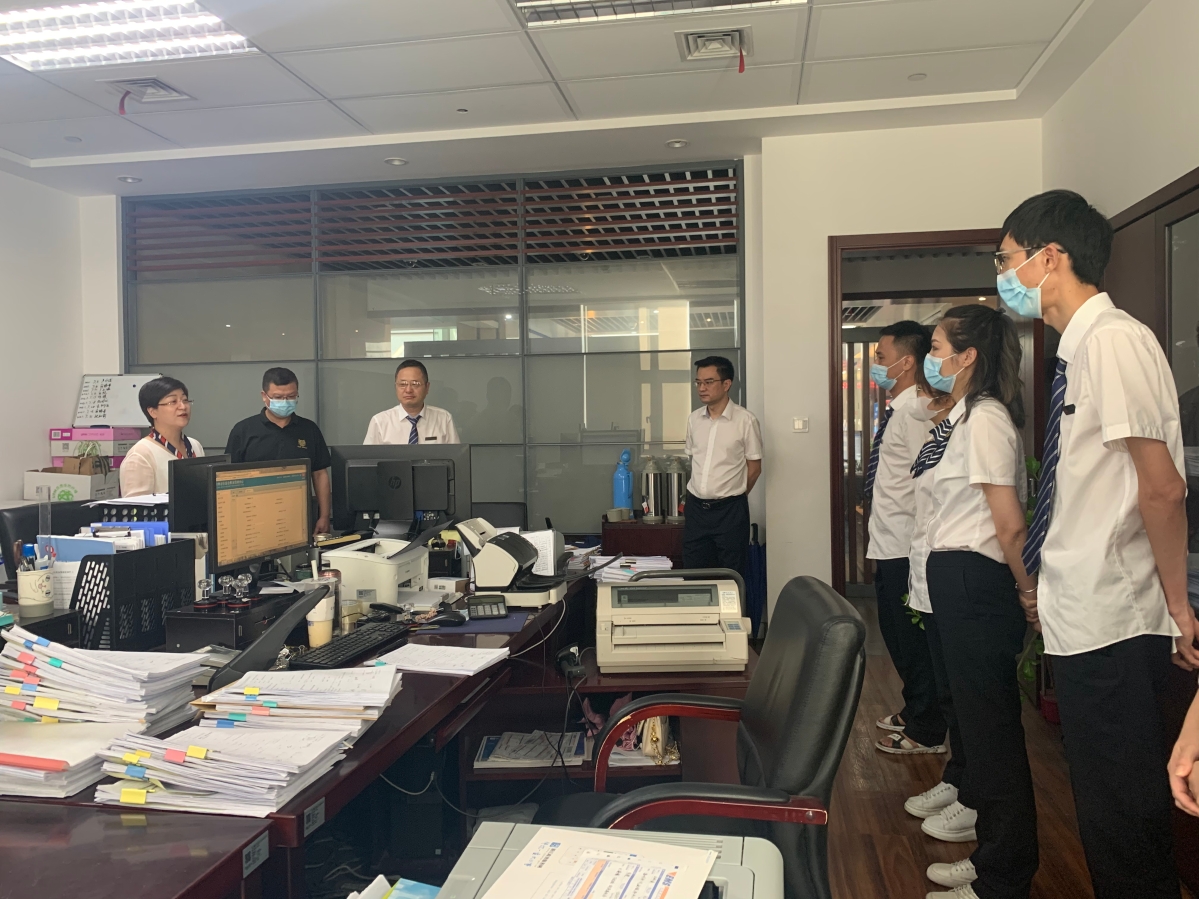 温岭分中心到服务窗口开展暗访.jpg