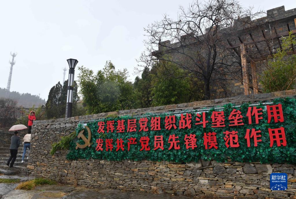 　　几名游客在山东省平邑县地方镇九间棚村参观（2018年12月2日摄）。新华社记者 王凯 摄
