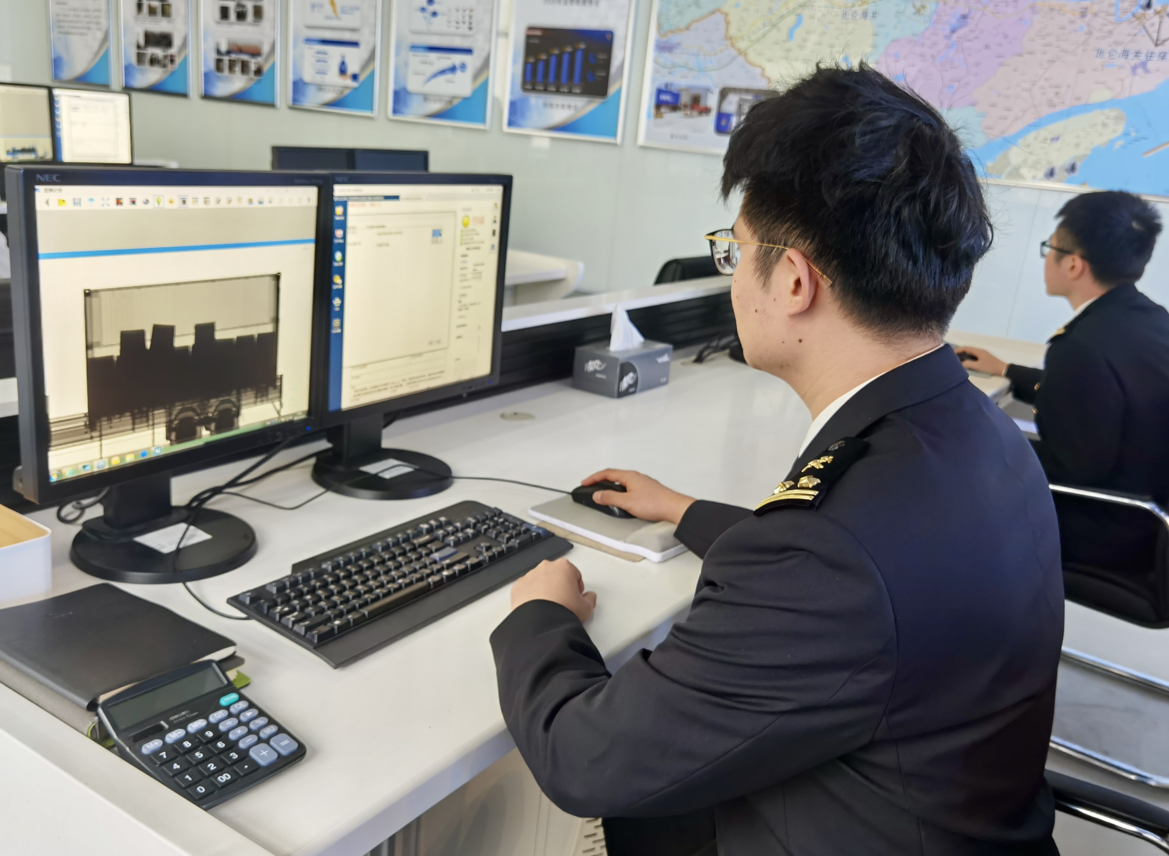 北仑海关关员周末审图作业现场.jpg
