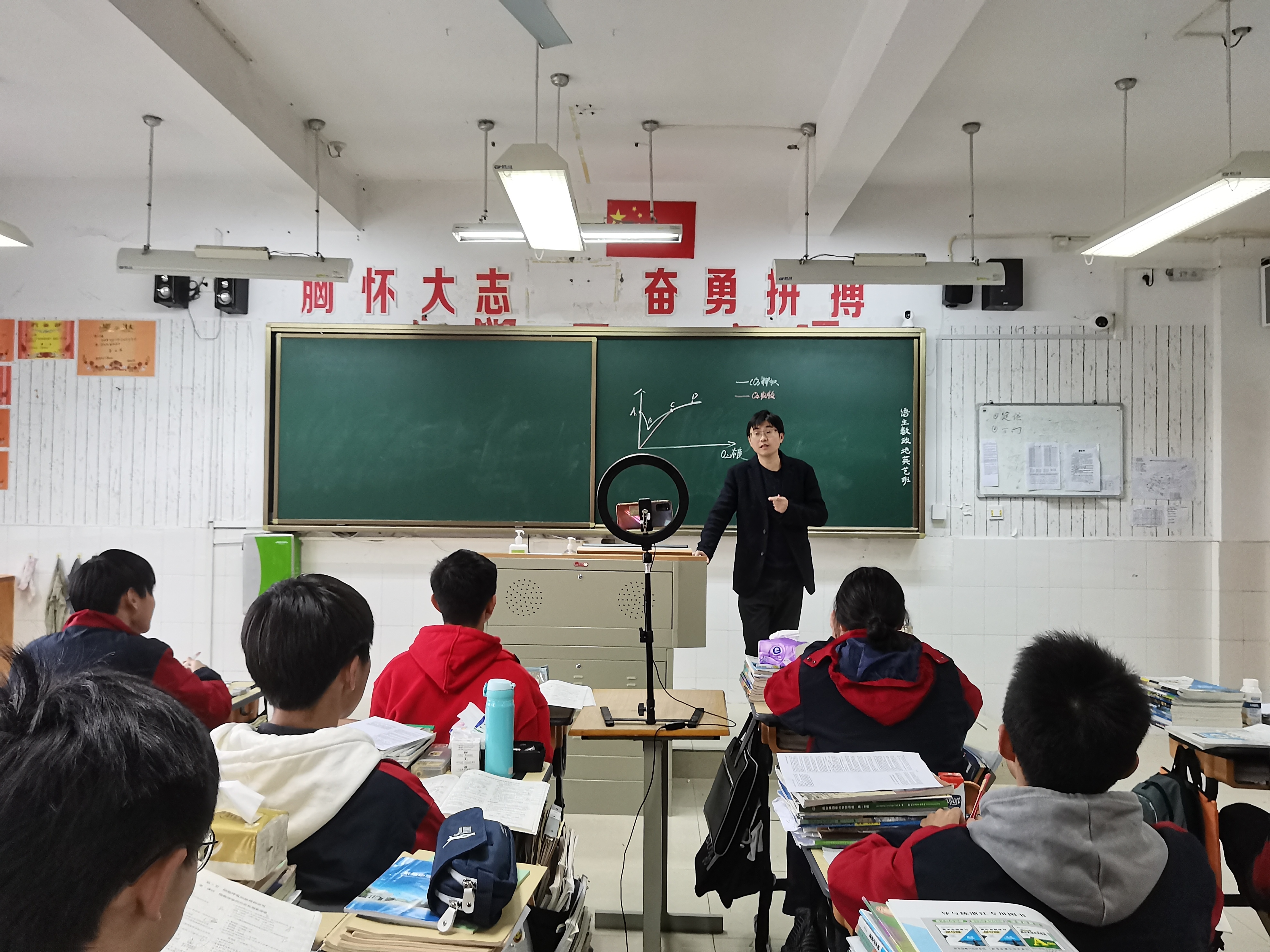 12月7日，柴桥中学老师使用手机，为居家学生同步直播课堂.jpg