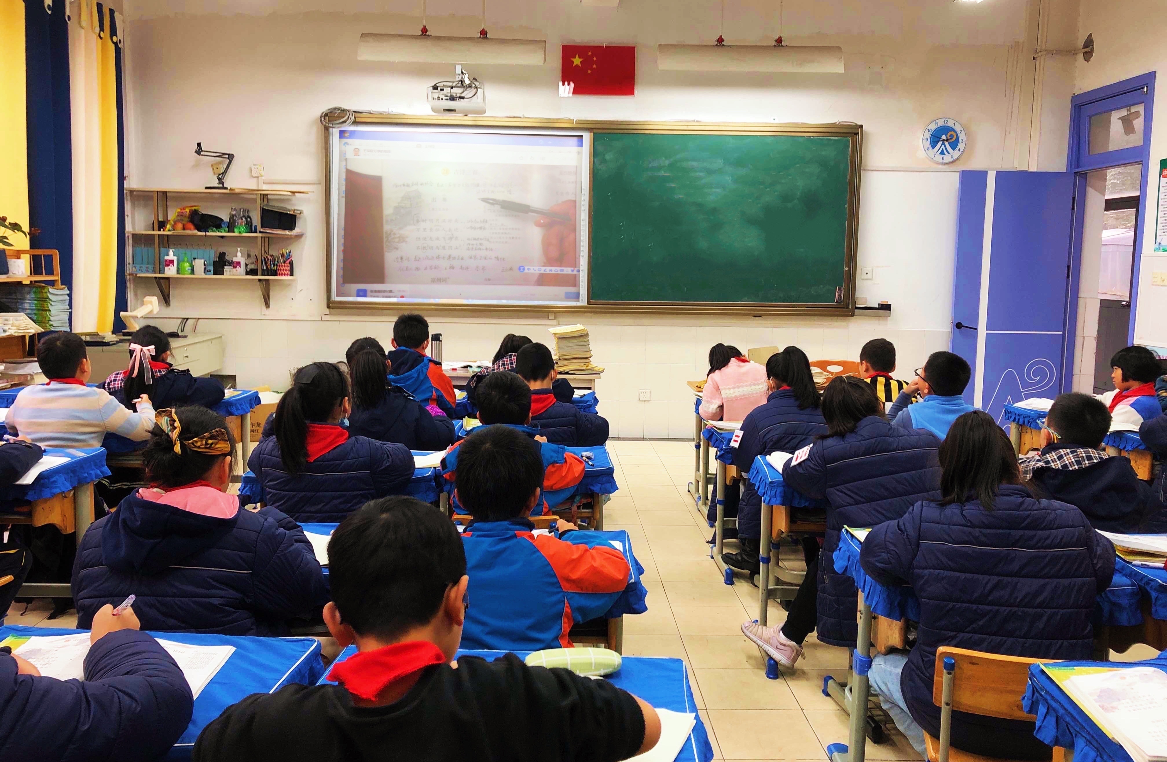 12月8日，北仑区九峰小学副校长王琛臣在家中，为同学们上了《出塞》一课.JPG