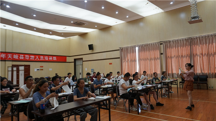 张丹颖老师上课中.jpg