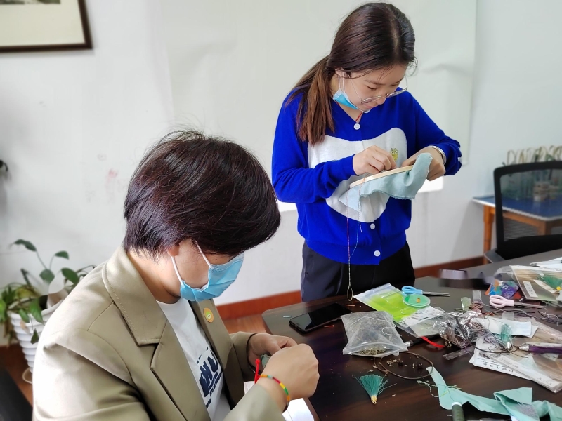 认真刺绣.jpg