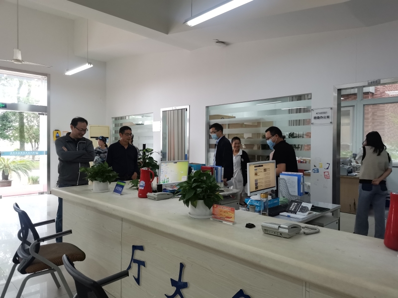 基础学院文明办公室检查1.jpg
