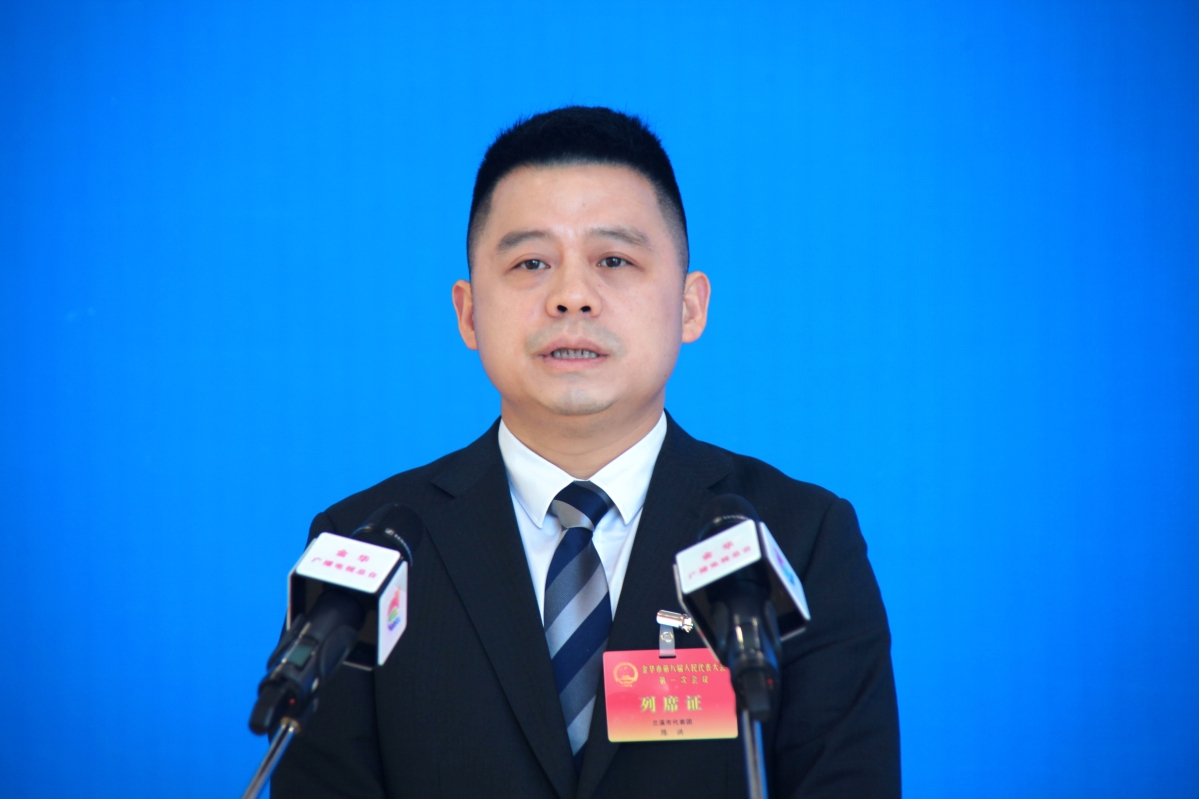 市两会“局长通道”——市经信局党委书记陈洪接受采访