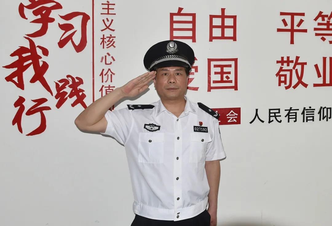 葛鹏飞：宁海公安唯一一位身着白衬衣的社区民警1.jpg