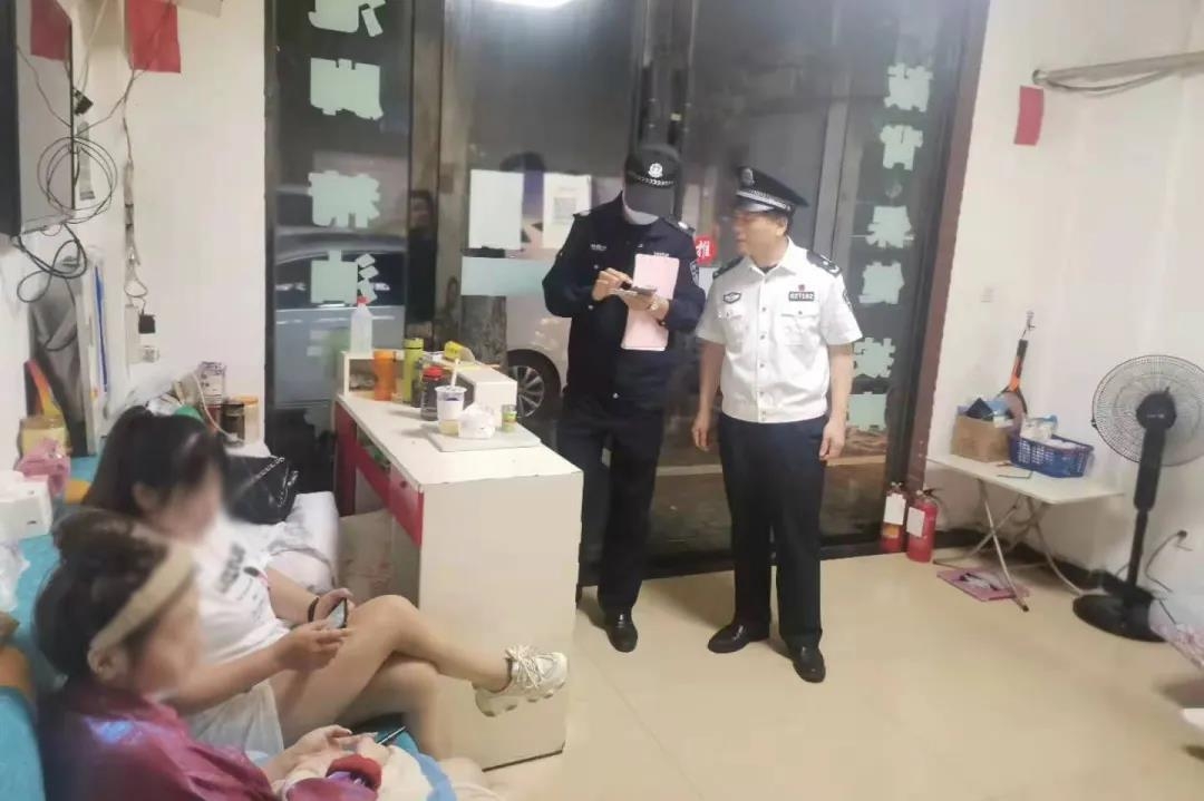 葛鹏飞：宁海公安唯一一位身着白衬衣的社区民警4.jpg