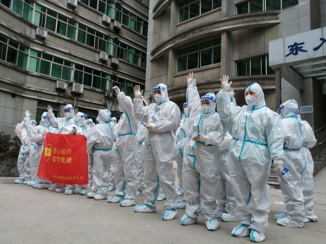 大医精诚，大爱无垠。在疫情防控大局面前，医务人员舍弃小家、放弃休假，抱着“若有战，召必应”的坚定信念，勇当逆行者，不论白天黑夜，始终坚守着自己的神圣职责和使命。图为永康医院医务人员收到核酸检测指令后迅速集结，第一时间整装出发。.jpg
