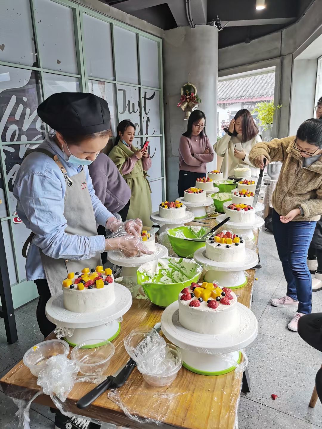 信息工程学院举办庆“三八”妇女节做蛋糕活动-信息工程学院