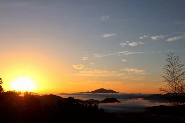《秋日神农架的日出与云海相伴》章普超 摄影作品