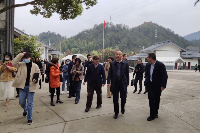 图1缙云县委常委、组织部长张继南在党校常务副校长丁益东陪同下参观校园.jpg