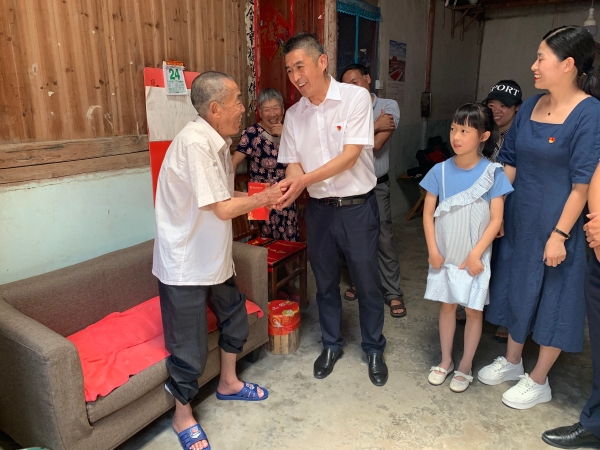 4慰问老党员.jpg