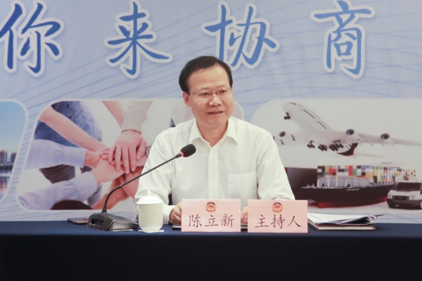 12莲都区政协主席陈立新主持、总结发言.jpg
