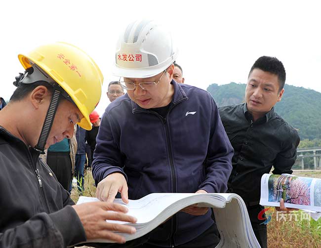 胡献如实地督导绿道项目建设