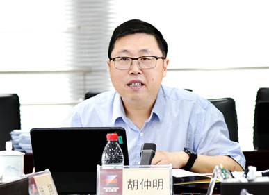 胡仲明带领与会人员共同学习了中共中央,国务院印发的《关于新时代