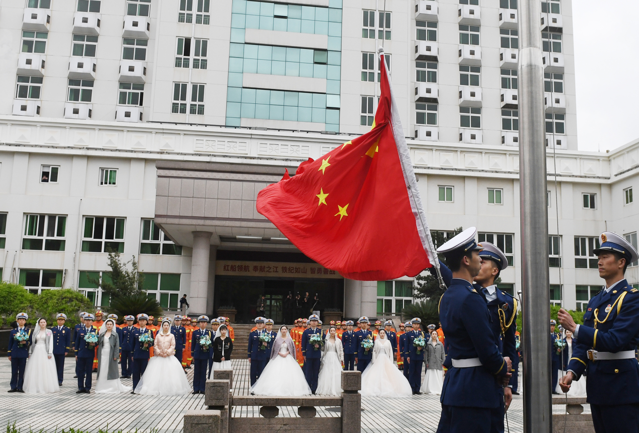 新人们参加升国旗仪式.jpg