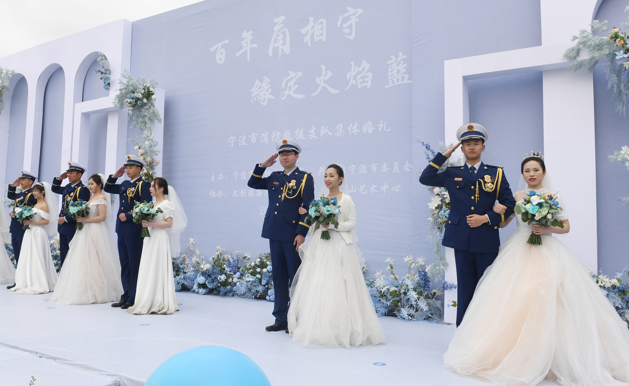 “左手牵你，右手敬礼”.jpg
