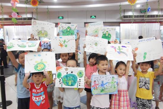 学苑社区开展蜡笔画青蛙活动9.JPG