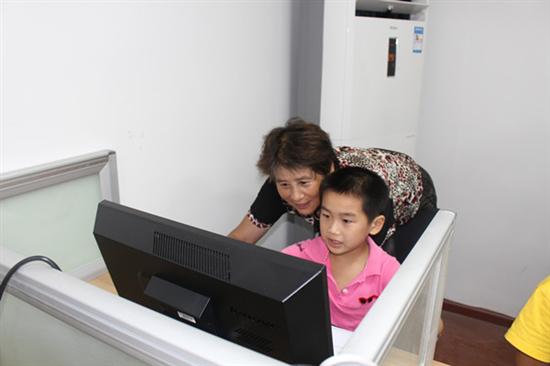 百灵社区：老少同乐__学习电脑2.jpg