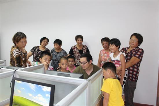 百灵社区：老少同乐__学习电脑1.jpg