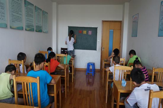 学苑社区开展趣味剪纸活动7.JPG