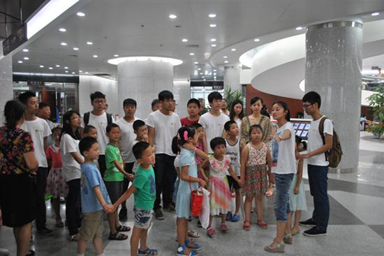 黄鹂社区参观图书馆1.jpg