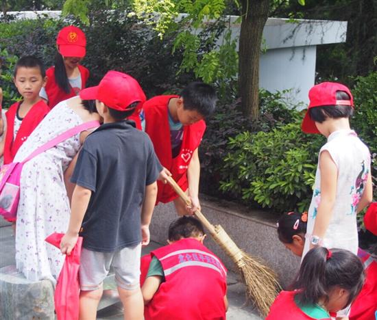 渡头社区:观李氏家族纪念馆 扫纪念馆.jpg